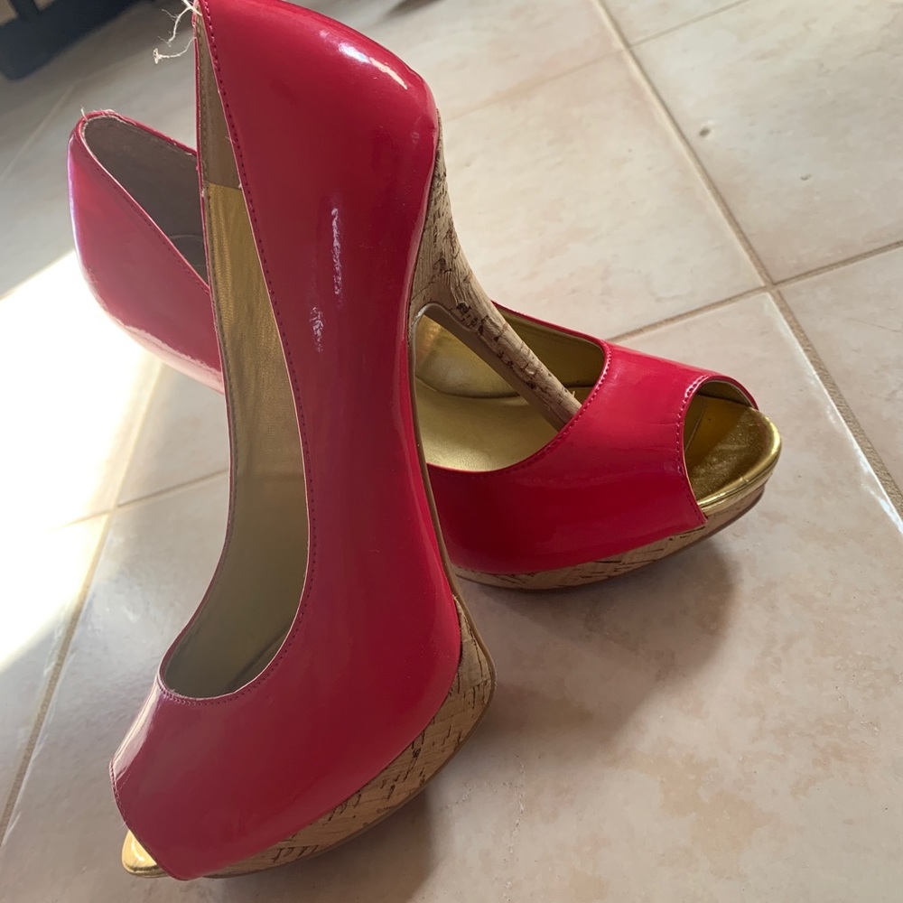 Brand new GUESS pumps